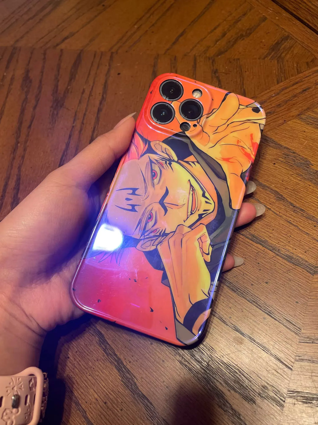 A phone case featuring Sukuna from Jujutsu Kaisen, a powerful and ancient curse. Sukuna is depicted with a menacing expression and surrounded by dark, ominous energy.